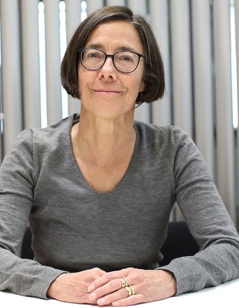 A picture of Prof. Dr. Andrea Marlen Esser.