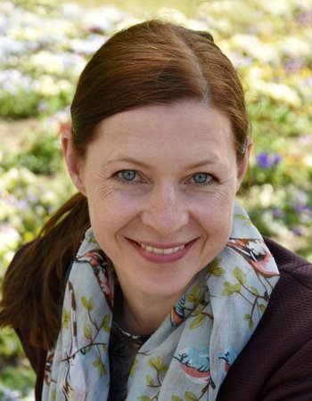 A picture of Prof. Dr. Kathrin Leuze.