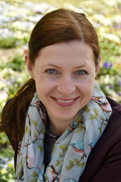 A picture of Prof. Dr. Kathrin Leuze.