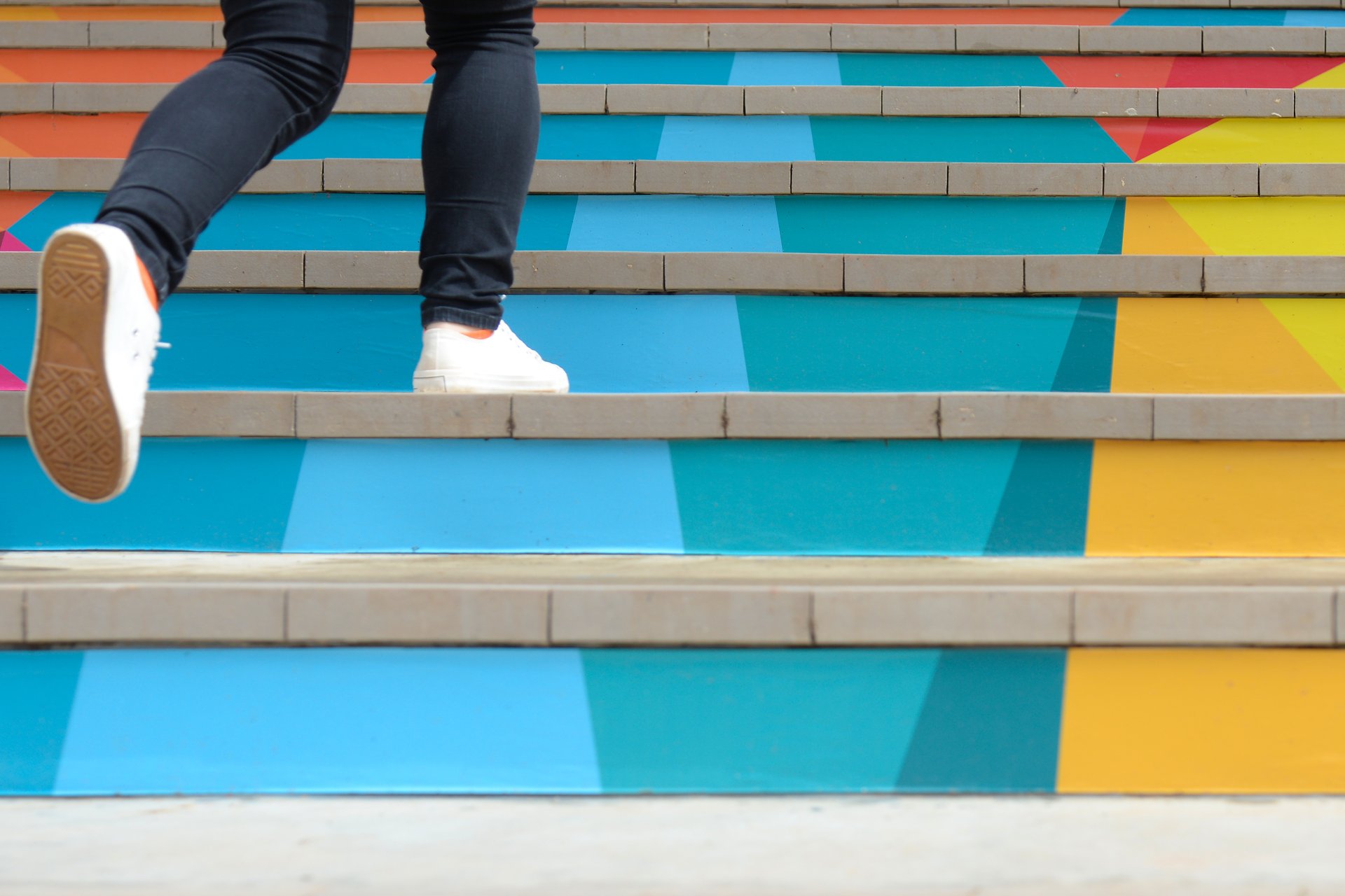 Treppe hinauflaufen